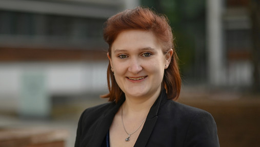 Foto zum Thema "arbeiten beim Finanzamt": Zu sehen ist ein Porträt von Saskia, die beim Finanzamt in Gotha arbeitet.