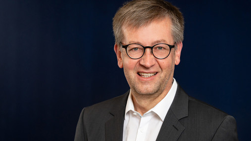 Das Foto zeigt Burkhard Blienert, den Suchtbeauftragten der Bundesregierung, im Porträt. Im Interview schildert er, wie die Gesellschaft mit Drogenkonsum bei Jugendlichen umgehen sollte.