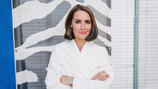 Foto zum Thema "Vorsätze für das neue Jahr": Zu sehen ist ein Porträt von Corinna Slawitschka, Gründerin der Beratungsagentur "Rethink work" in Bonn. Im Interview mit #staatklar schildert sie, wie die Vorsätze für das neue Jahr gelingen können.