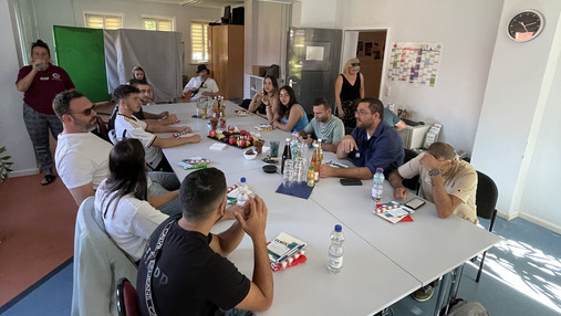 Zu sehen sind die Teilnehmer des Israel-Austauschs und Mitglieder der dbb jugend. Alle sitzen an einem Tisch und sprechen über die Arbeit des Jugendrings. 