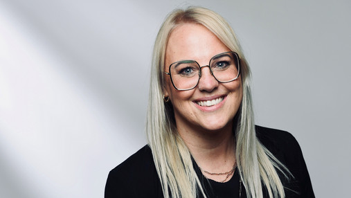 Foto zum Thema "Kommunaler Verwaltungsdienst duales Studium": Zu sehen ist ein Porträt von Nicole, die Einblicke in ihren Werdegang gibt.