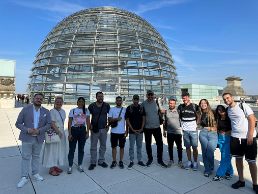 Das Foto zeigt die Gruppe aus Israel mit Mitgliedern der dbb jugend. Im Hintergrund ist die Kuppel des Bundestags zu sehen.