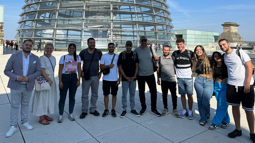 Das Foto zeigt die Gruppe aus Israel mit Mitgliedern der dbb jugend. Im Hintergrund ist die Kuppel des Bundestags zu sehen.