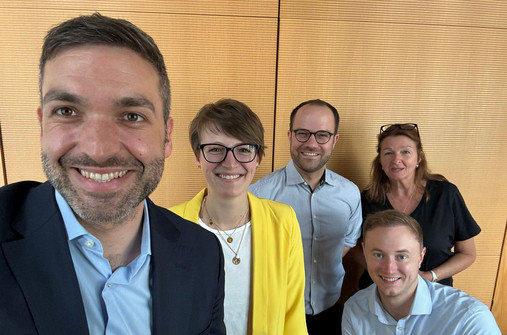Foto zum Thema "Praktikum im Bundestag": Zu sehen ist ein Gruppenfoto, das den Abgeordneten Konstantin Kuhle, dessen Team und Lara Wiechers zeigt.