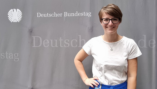 Foto zum Thema "Praktikum im Bundestag": Zu sehen ist Lara Wiechers, die  über ihr Praktikum berichtet.