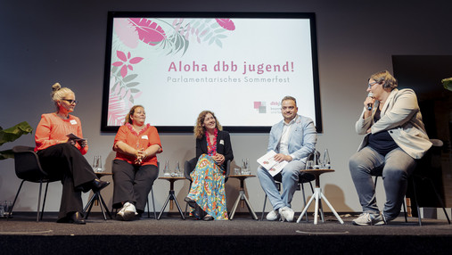 Foto zum Thema "Parlamentarisches Sommerfest dbb jugend 2024": Zu sehen sind die Teilnehmenden der Podiumsdiskussion. Von links: Moderatorin Susanne Hölscher, Nadine Ruf, Lilian Schwalb, Matthäus Fandrejewski und Daniela Broda.