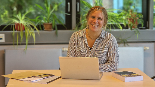  Ausgestreckte Hand und strenge Stimme