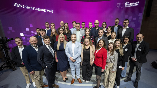 Foto zum Thema "dbb Jahrestagung 2025": Zu sehen ist ein Gruppenfoto der dbb jugend.