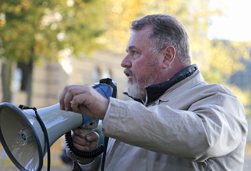 Foto zum Thema "BSBD": Zu sehen ist René Müller. Er spricht in ein Megafon.