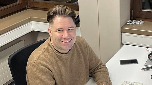 Foto zum Thema "Ausbildung bei der Sozialversicherung": Zu sehen ist Marc, der Einblicke in seinen Job gibt. Er sitzt am Schreibtisch.