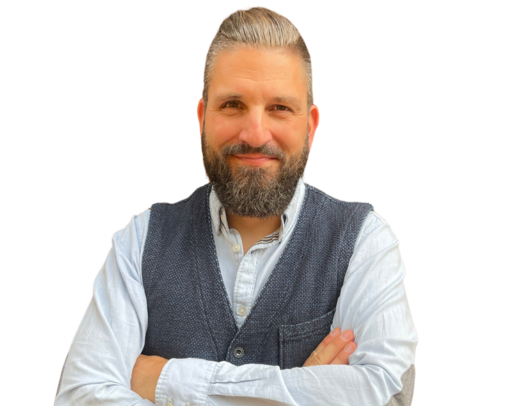 Foto zum Thema "Was versteht man unter Führungskultur": Zu sehen ist ein Porträt von Stefan Wickenhäuser. Er trägt eine Weste und hat die Arme verschränkt.