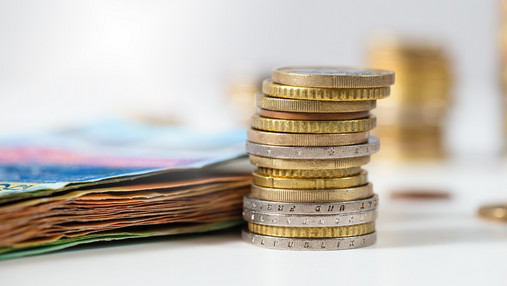 Das Foto zeigt Euro-Noten und Münzen.