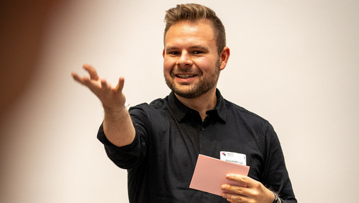 Die Bildergalerie zeigt die Teilnehmenden des Ideencampus 2023 der dbb jugend zum Thema "Generation Krise" in Aktion: bei Podiumsdiskussionen und in Workshops.
