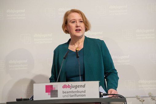 Foto zum Thema "Ideencampus 2025": Zu sehen ist Lisa Paus, geschäftsführende Bundesfamilienministerin, am Rednerpult.