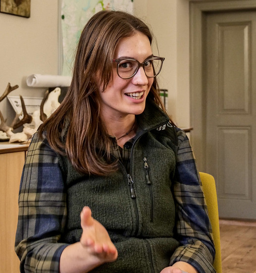 Das Foto zeigt Patricia Stichling, die die Bedeutung der Jagd für den Gesundheitszustand des Waldes erklärt.