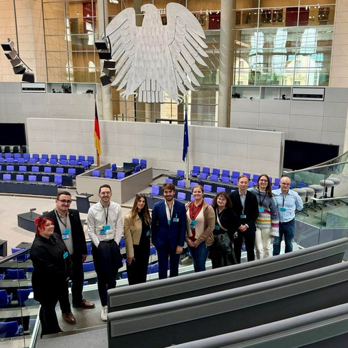 Das Foto zeigt die Teilnehmenden der Politikaktionswoche 2025 im Plenarsaal des Bundestags.