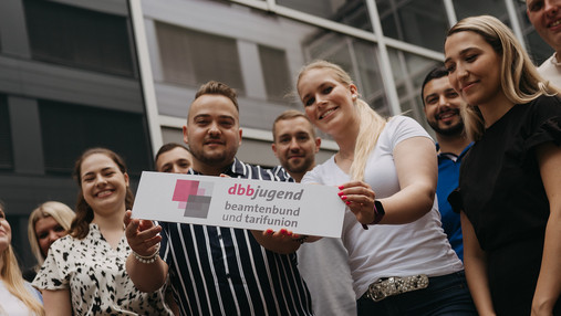 Foto zum Thema Mitarbeiterbindung im öffentlichen Dienst: Zu sehen ist eine Gruppe von jungen Beschäftigten im öffentlichen Dienst.